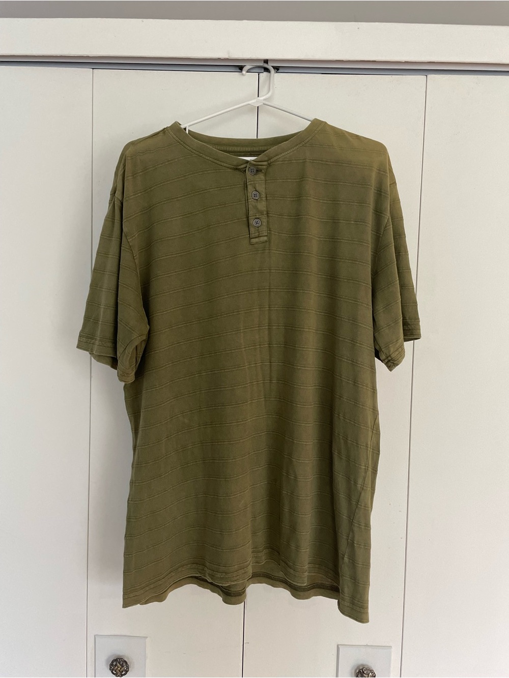 Men's Large Olive Green Short-Sleeve Henley Shirt